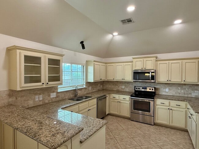 Building Photo - Inviting 3 Bed 2 Bath in Deer Creek Neighborhood