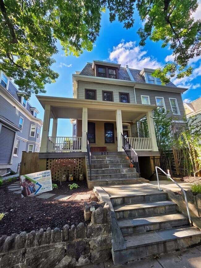 Building Photo - 907 Webster St NW