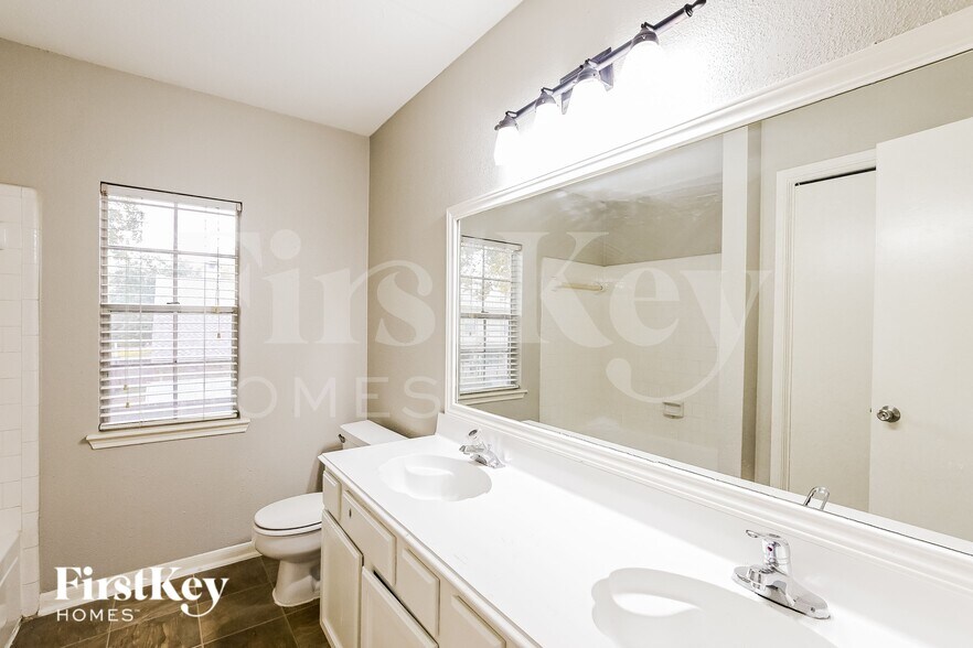 Building Photo - 507 Richcrest Dr