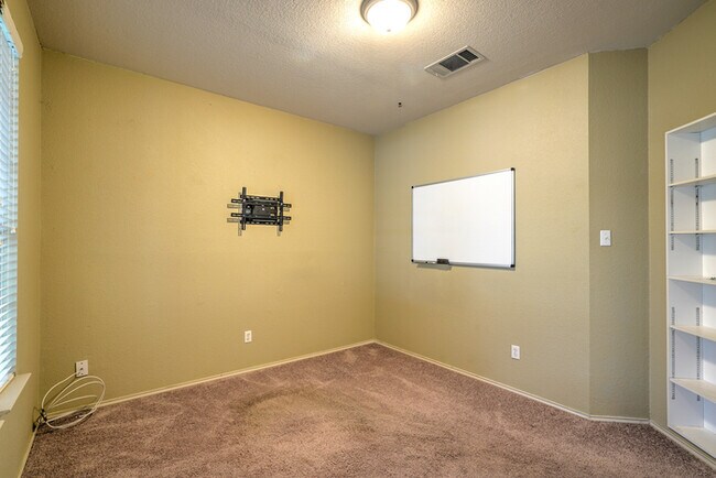 Building Photo - 807 Settlement St