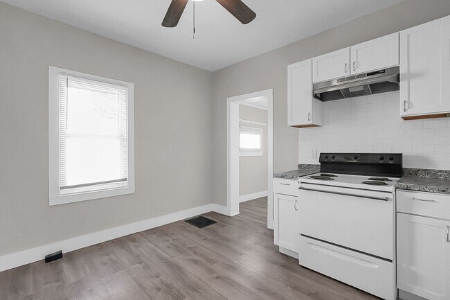 Building Photo - REDUCED - Newly Updated 2 Bedroom Home $950 RENT