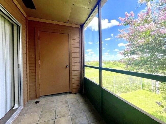 Building Photo - 10555 Turtlewood Ct