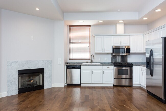 Building Photo - Stunning 4 Level Condo in Little Italy