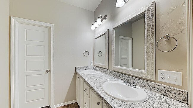 Building Photo - Spacious 4 Bedroom 2 Bath Home in Deer Cre...