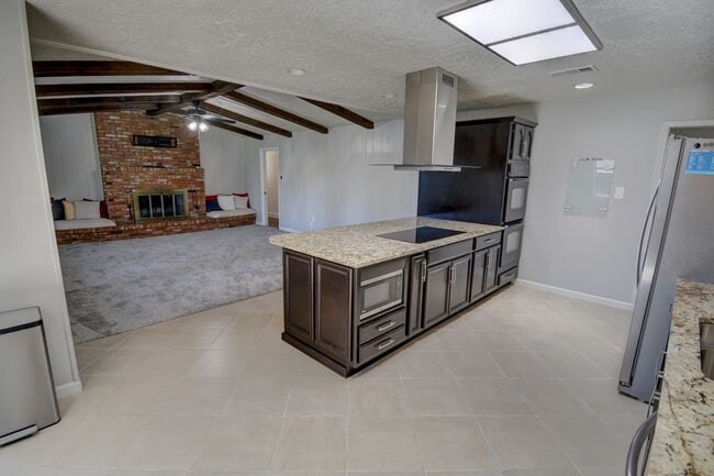 Building Photo - Beautiful Estate in the Heart of the NE Heights