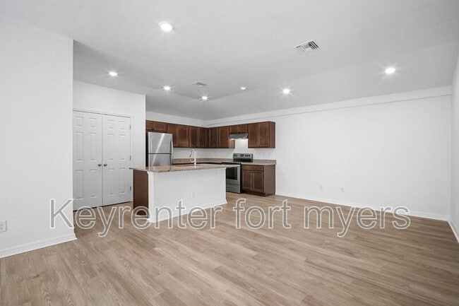 Building Photo - 341 Reeves St