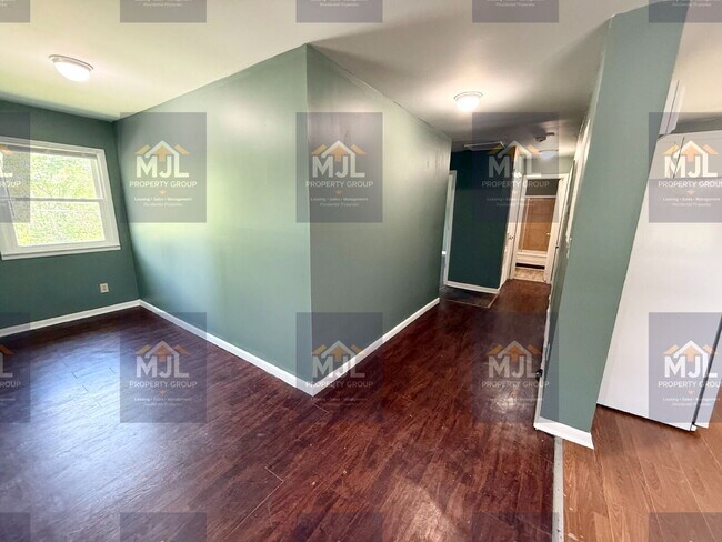 Building Photo - Spacious 3 Bedroom / 1 Bath Apartment in Sugar Creek *Ready Now*
