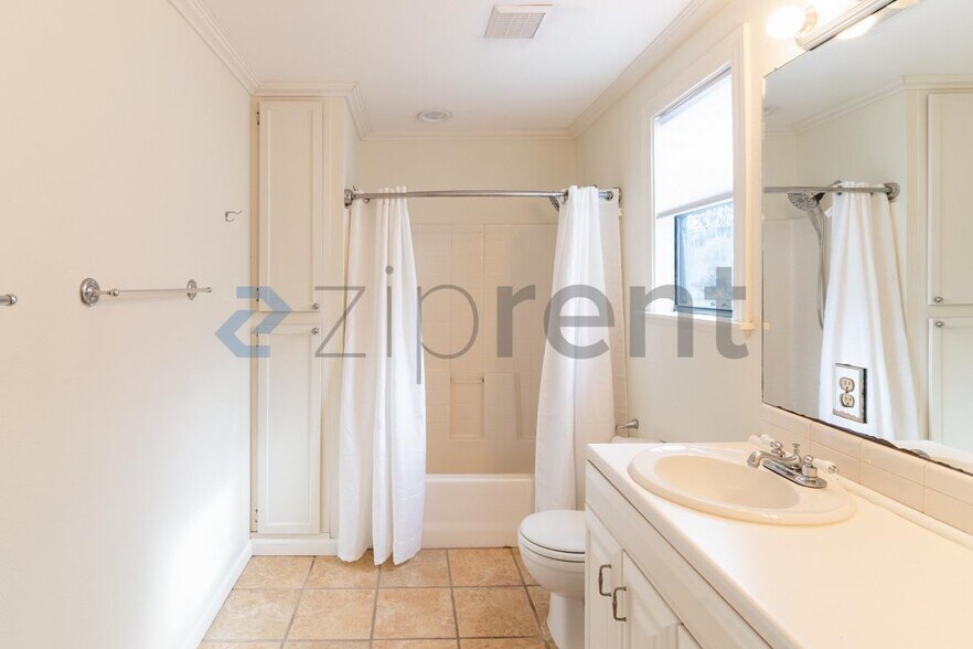 Building Photo - 703 Nelray Blvd