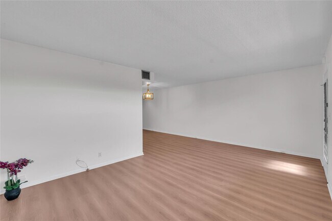 Building Photo - 1901 Bermuda Cir