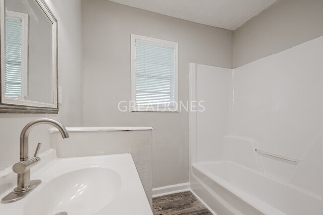 Building Photo - Charming 2 Bedroom in LaGrange!