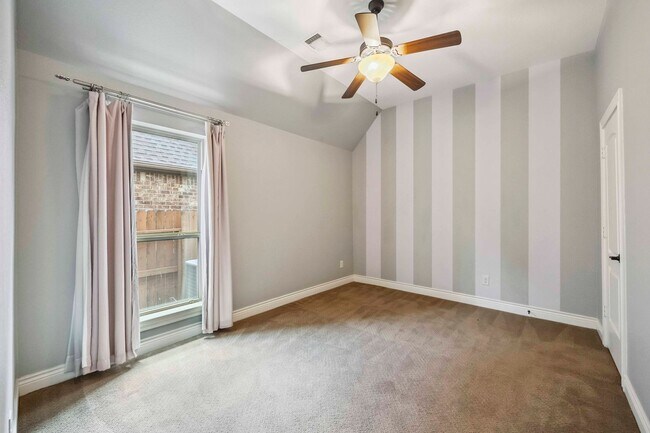 Building Photo - Beautifully maintained 4-beds, 3-bath, 3 c...
