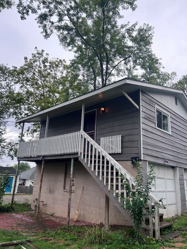 Primary Photo - Cute Cottage, Super convenient location/ w...