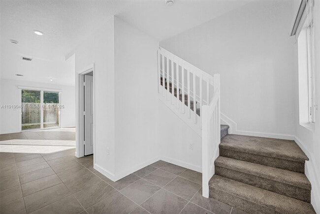 Building Photo - 1400 SE 6th Rd