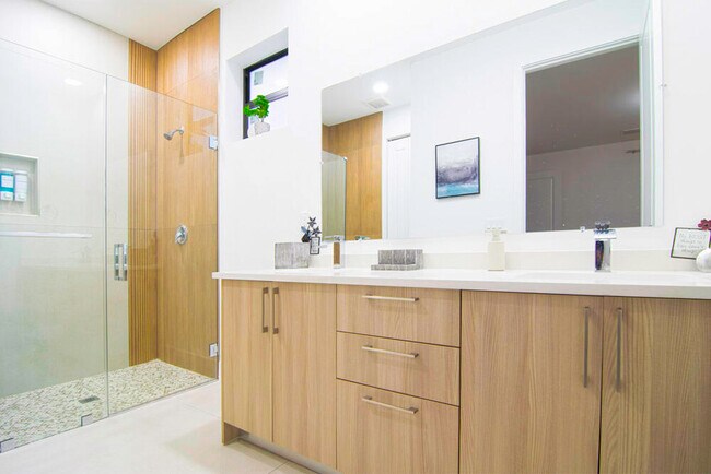Building Photo - 15245 Brainbridge Cir