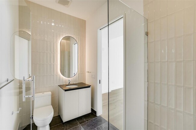 Building Photo - 610 Davis St