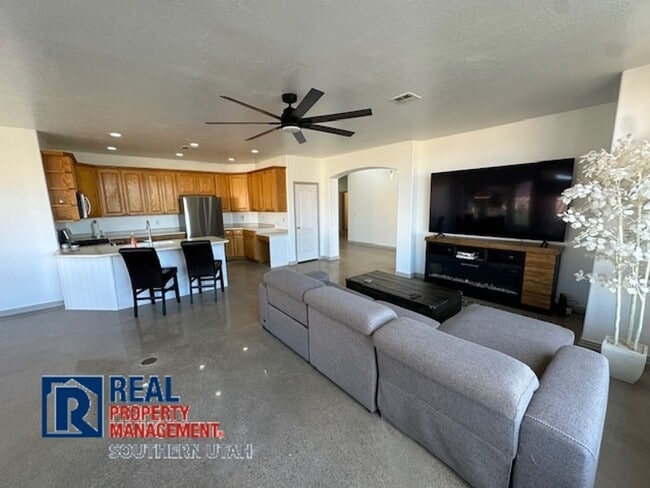 Building Photo - 179 Oasis Dr