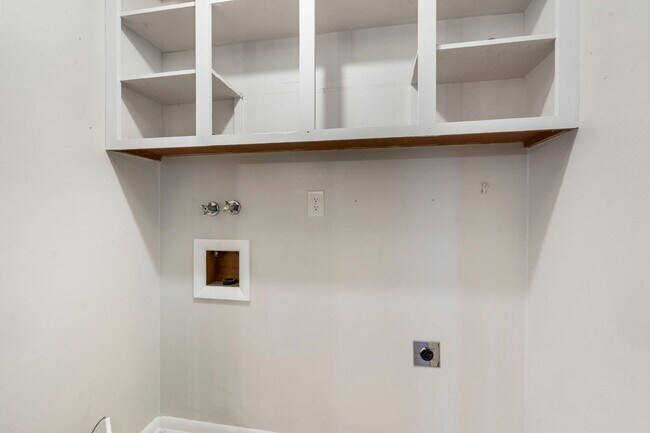 Building Photo - 3 Bedroom | 2.5 Bathroom | 2 Car Garage | Springfield MO | Fenced Back Yard | 2 Living Areas | Qu...