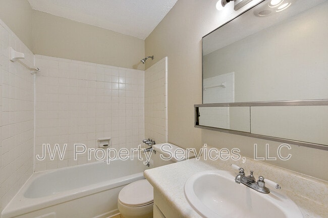 Building Photo - 309 Lilac St