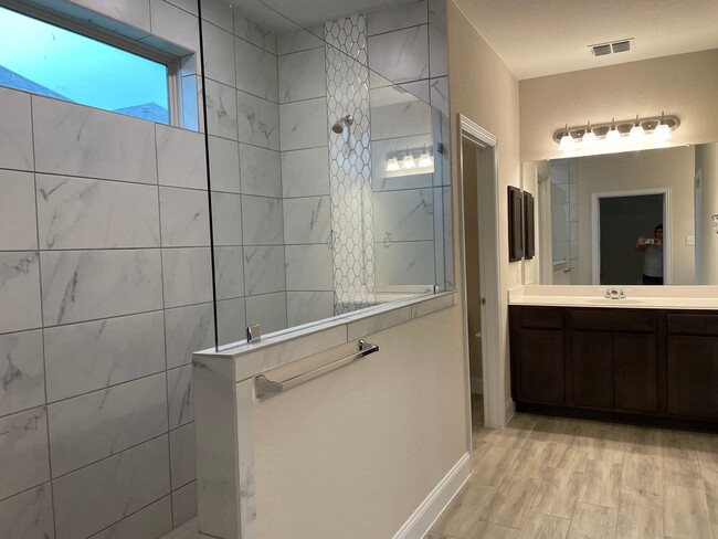 Building Photo - 4 Bedroom in Gruene Field / 1 Mile to Grue...