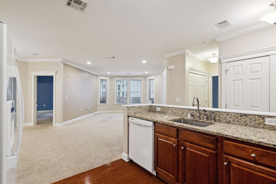 Building Photo - 300 W Elm St