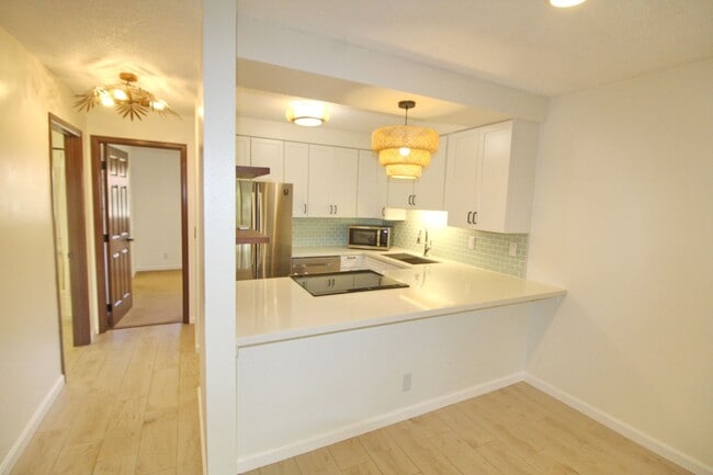 Building Photo - Cat-Friendly Upgraded Unit A Half A Block ...