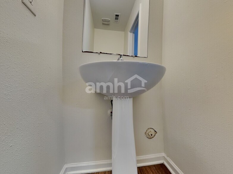 Building Photo - 1524 Eastway Dr