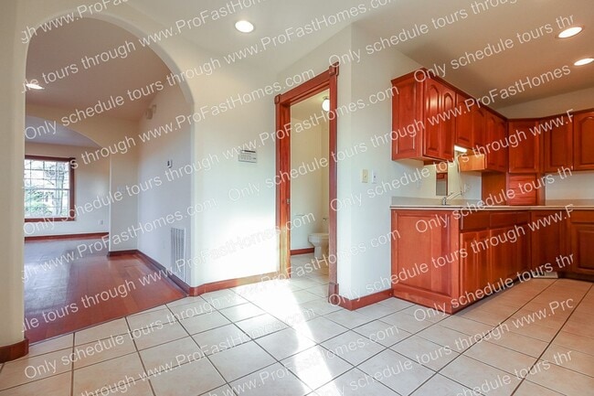 Building Photo - 3232 N Michigan Ave