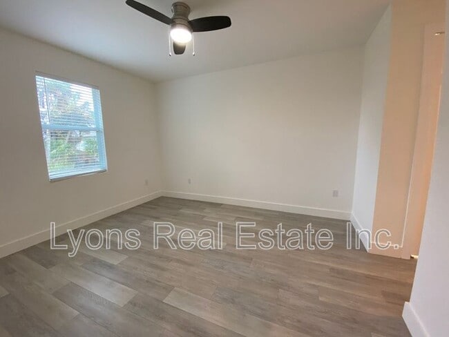 Building Photo - 2635 Starview Ave