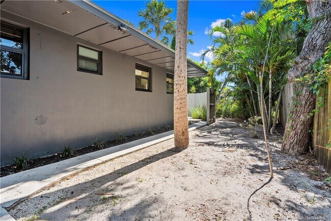 Building Photo - 2563 NE Palm Ave