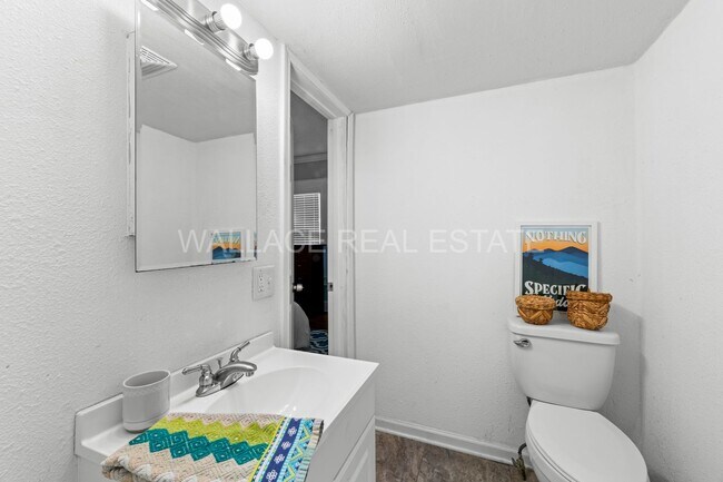 Building Photo - 1930'S AMAZING CRAFTSMAN HOME...3 BEDROOM/...