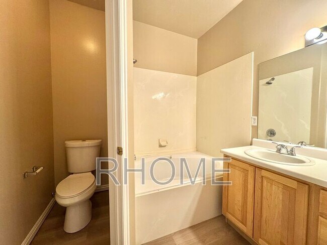 Building Photo - 723 Sandy Point Dr