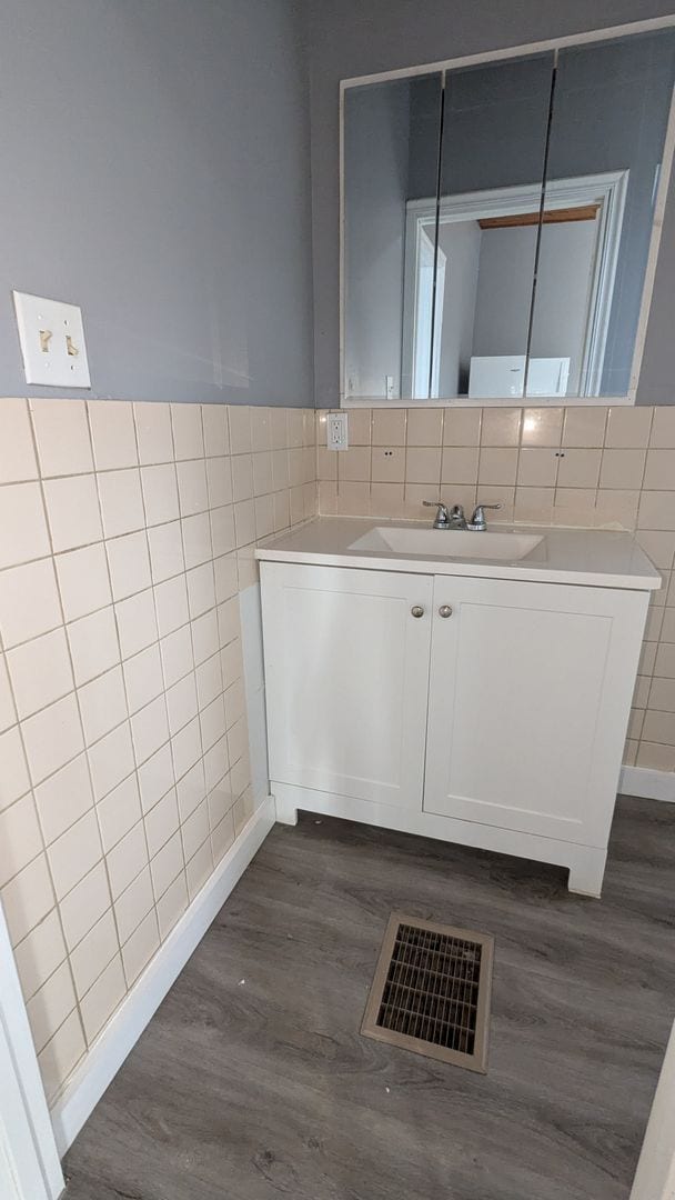 Building Photo - Charming 3-bedroom, 1-bathroom home located in the heart of Akron