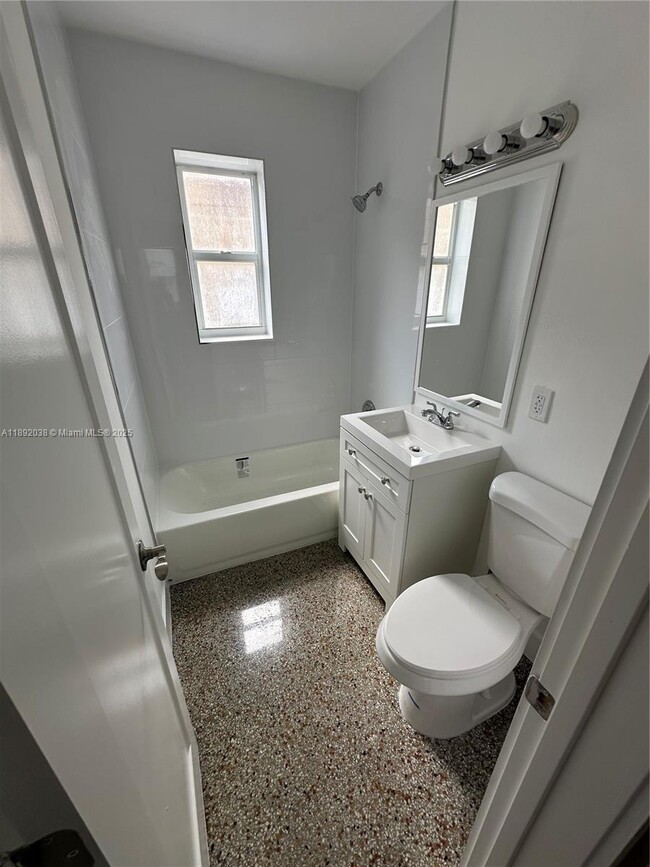 Building Photo - 211 SW 18th Ave