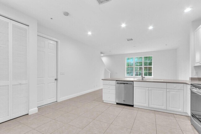 Building Photo - 119 Osceola Ln