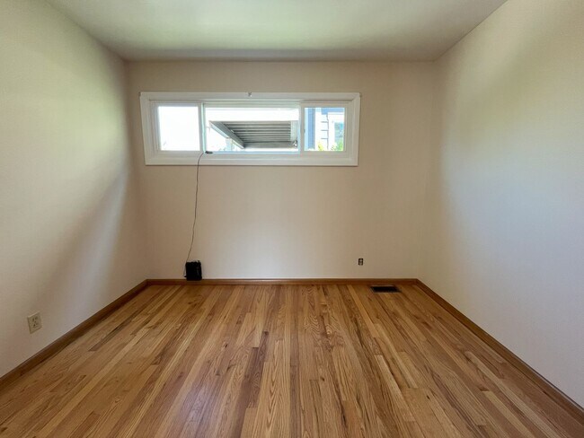 Building Photo - Bright & Spacious 1-Bedroom Duplex with Ha...