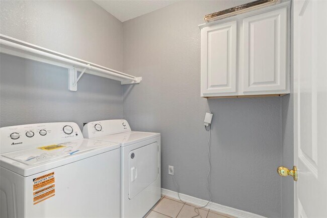 Building Photo - 4427 Village View Dr