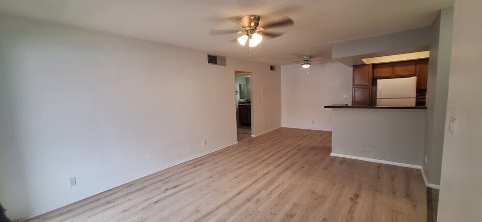 Building Photo - 1455 E Katie Ave