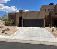 Building Photo - Nice Townhome in Gated Community with Pool...