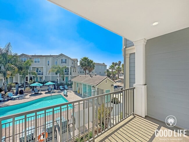 Building Photo - Beautiful 3B/3BA Townhome in Imperial Beach w/ 2-Car Garage & Community Pool!