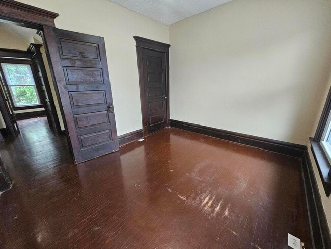 Building Photo - 831 Linwood Ave