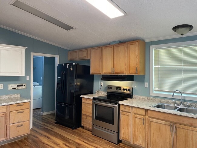 Building Photo - Three bedroom/2 Bath close to downtown Pra...