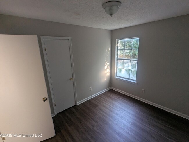 Building Photo - 502 Village Cove