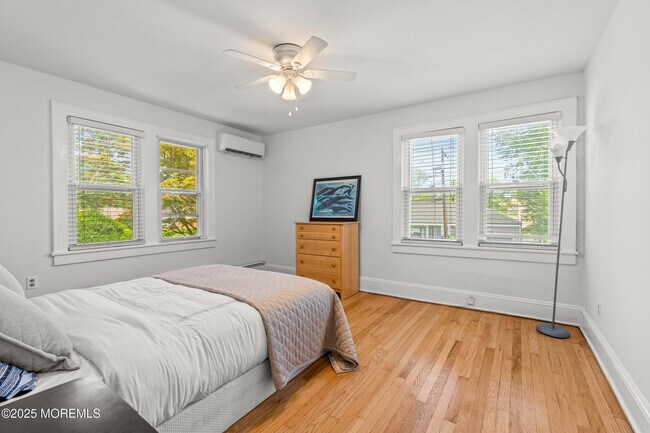 Building Photo - 562 N Edgemere Dr