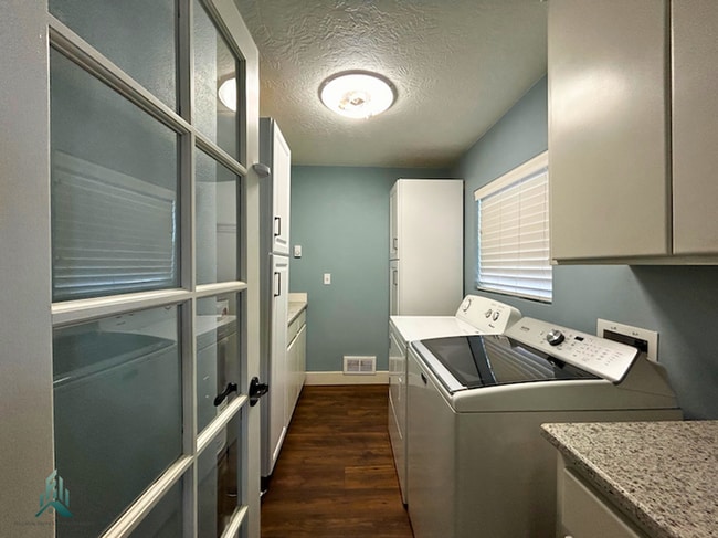 Building Photo - Newly Remodeled Single Family Home