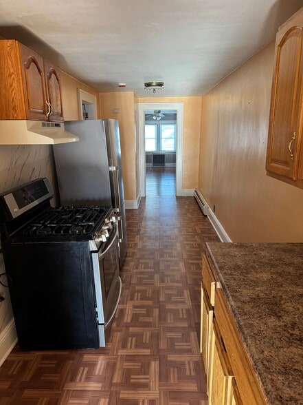 Kitchen/ Eat In Area - 476 E 33rd St