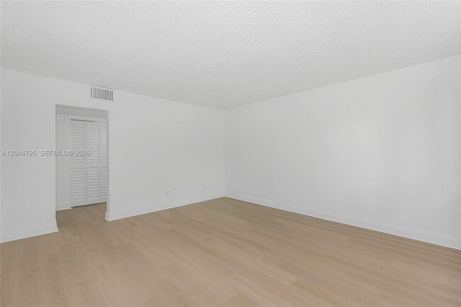 Building Photo - 445 NE 195th St