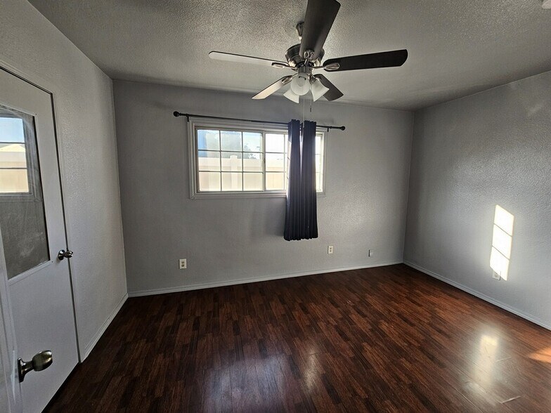 Building Photo - 1517 W 60th Pl