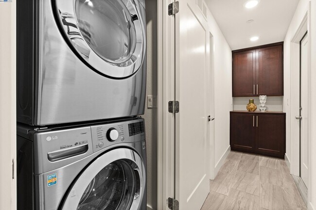 Building Photo - 1655 Delano St