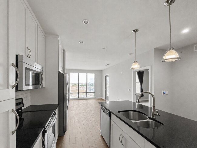 Building Photo - Sun Soaked Penthouse in Dallas