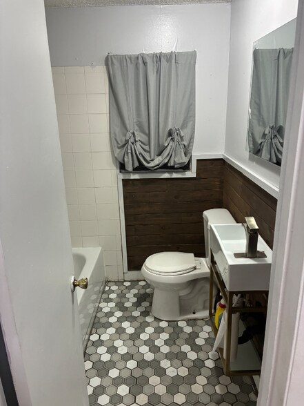 Building Photo - 5423 Linda Ln